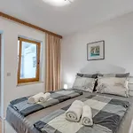 Appartement Lucijan *