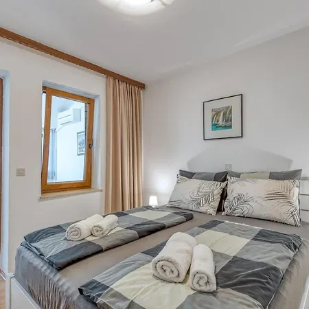 Apartment Lucijan *